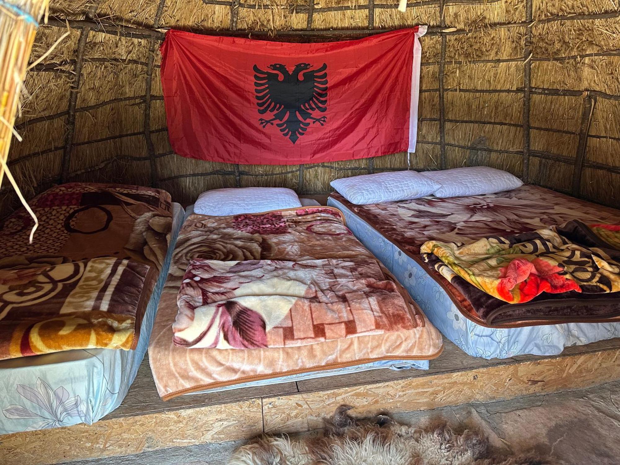 Camping Lekdushi - Shehu 호텔 Tepelene 외부 사진